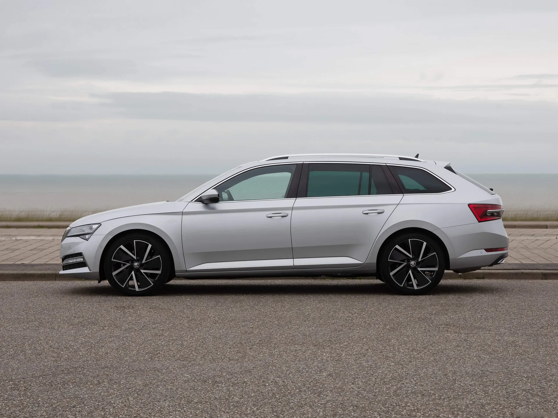 Skoda Superb Combi iV (2020) – boční profil