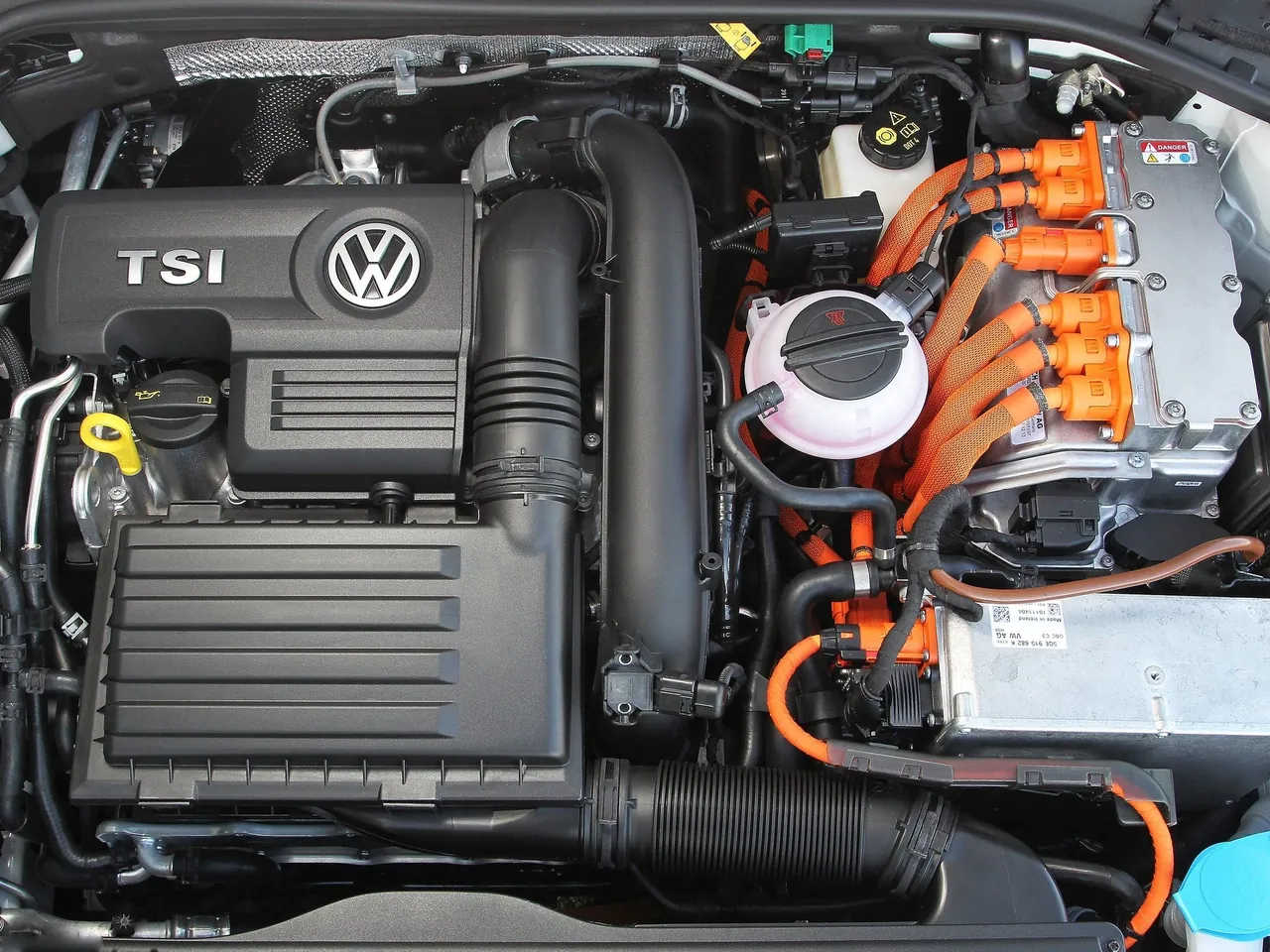 Volkswagen Golf GTE (2015) – motorový prostor