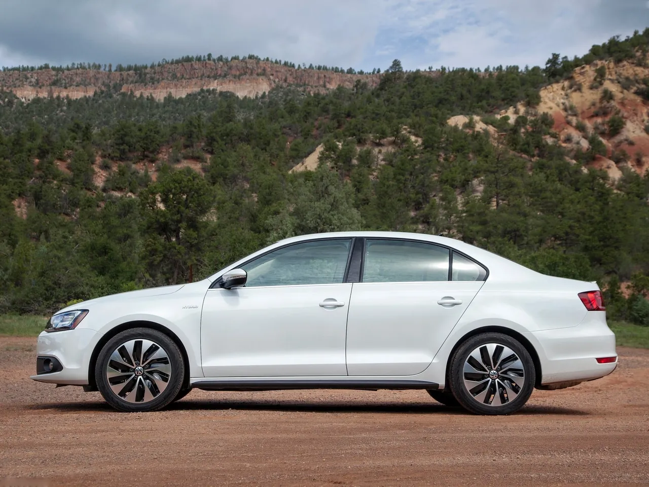 Volkswagen Jetta Hybrid (2013) - Side Profile