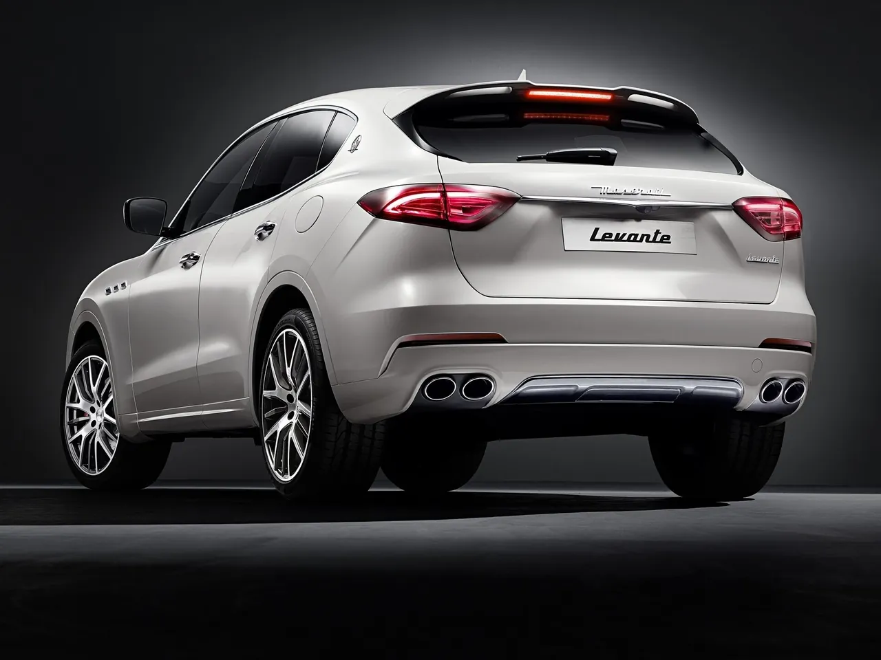 Maserati Levante (2017) – zadní tříčtvrteční pohled