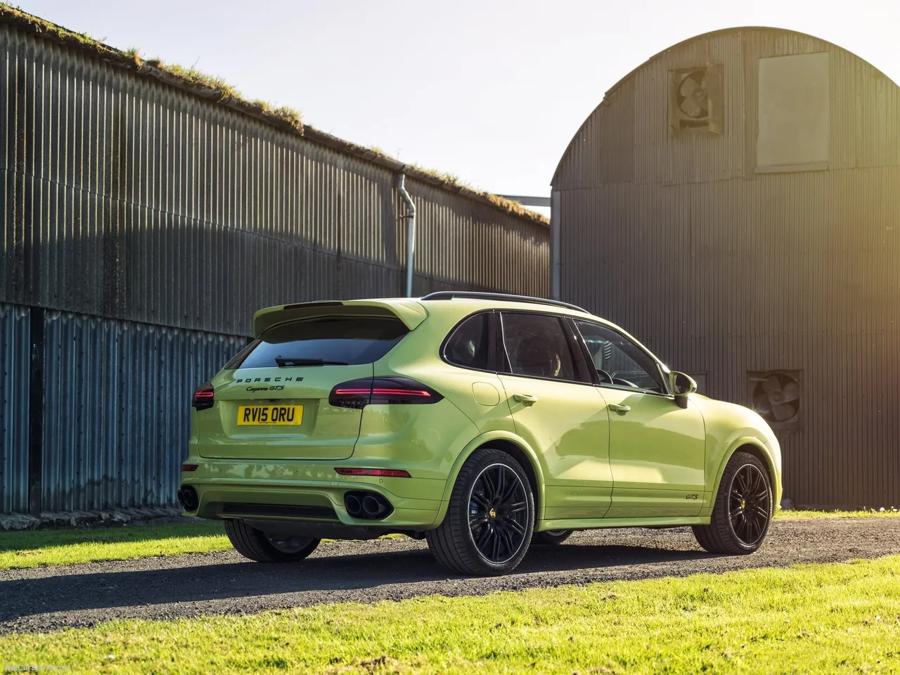 Porsche Cayenne GTS (2015) – zadní tříčtvrteční pohled