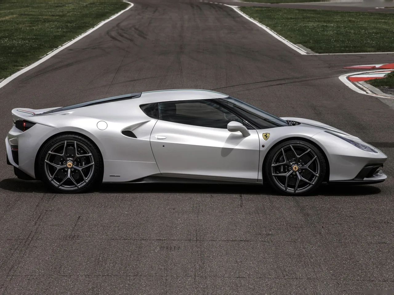Ferrari 458 MM Speciale (2016) – boční profil