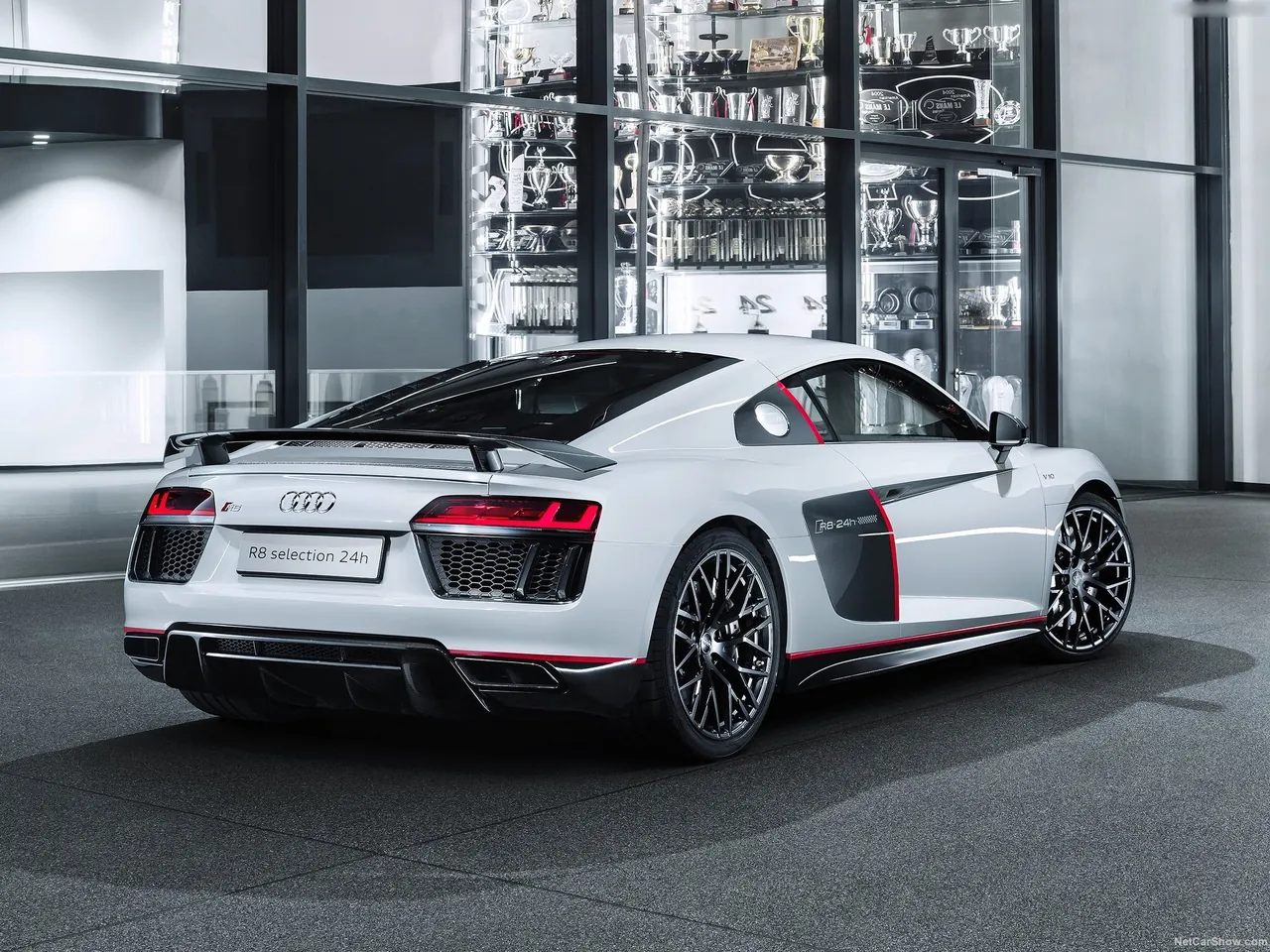 Audi R8 Coupe V10 plus selection 24h (2016) – zadní tříčtvrteční pohled