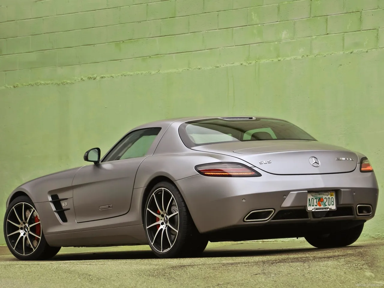 Mercedes-Benz SLS AMG GT (2013) – zadní tříčtvrteční pohled