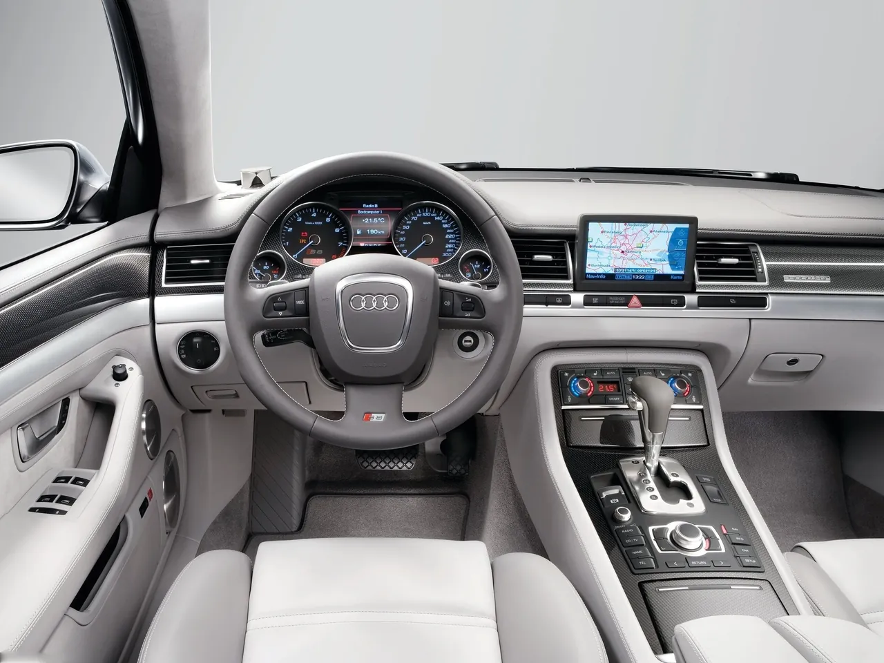 Audi S8 (2006) – interiér