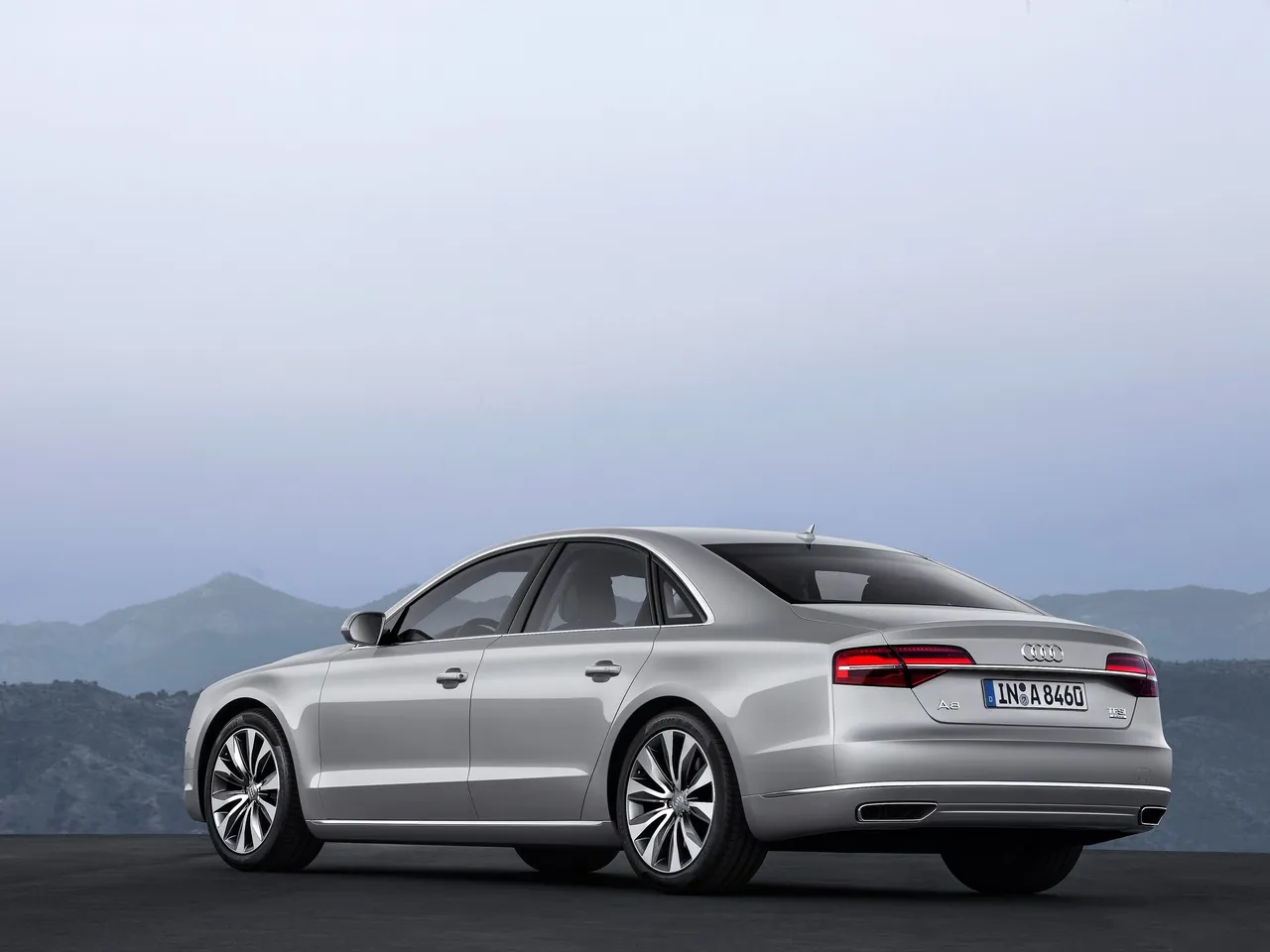 Audi A8 (2014) – zadní tříčtvrteční pohled