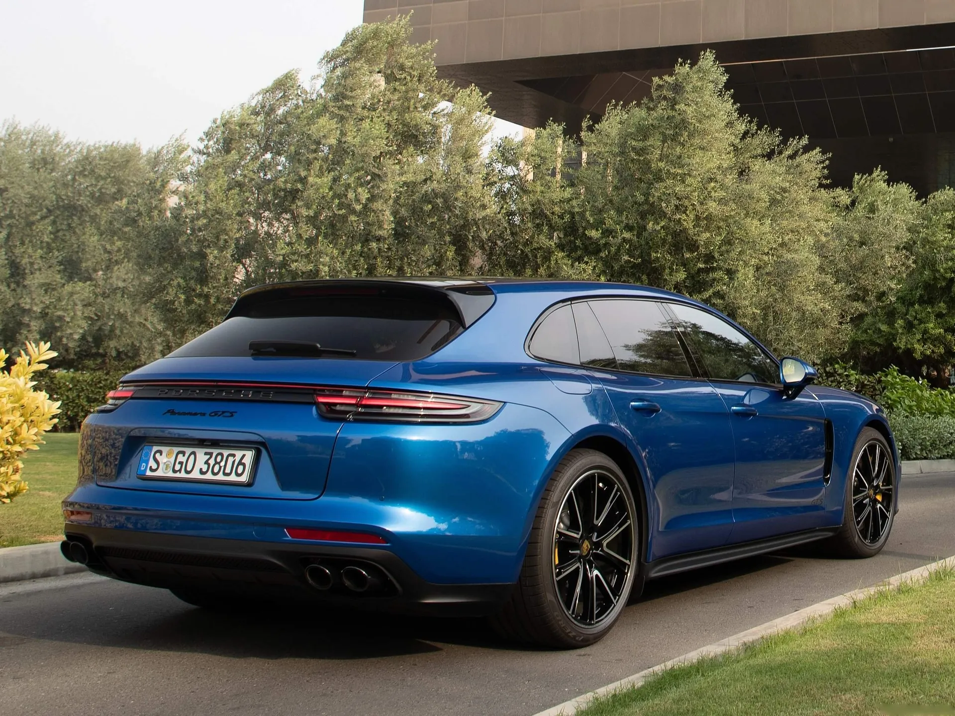 Porsche Panamera GTS Sport Turismo (2019) – zadní tříčtvrteční pohled
