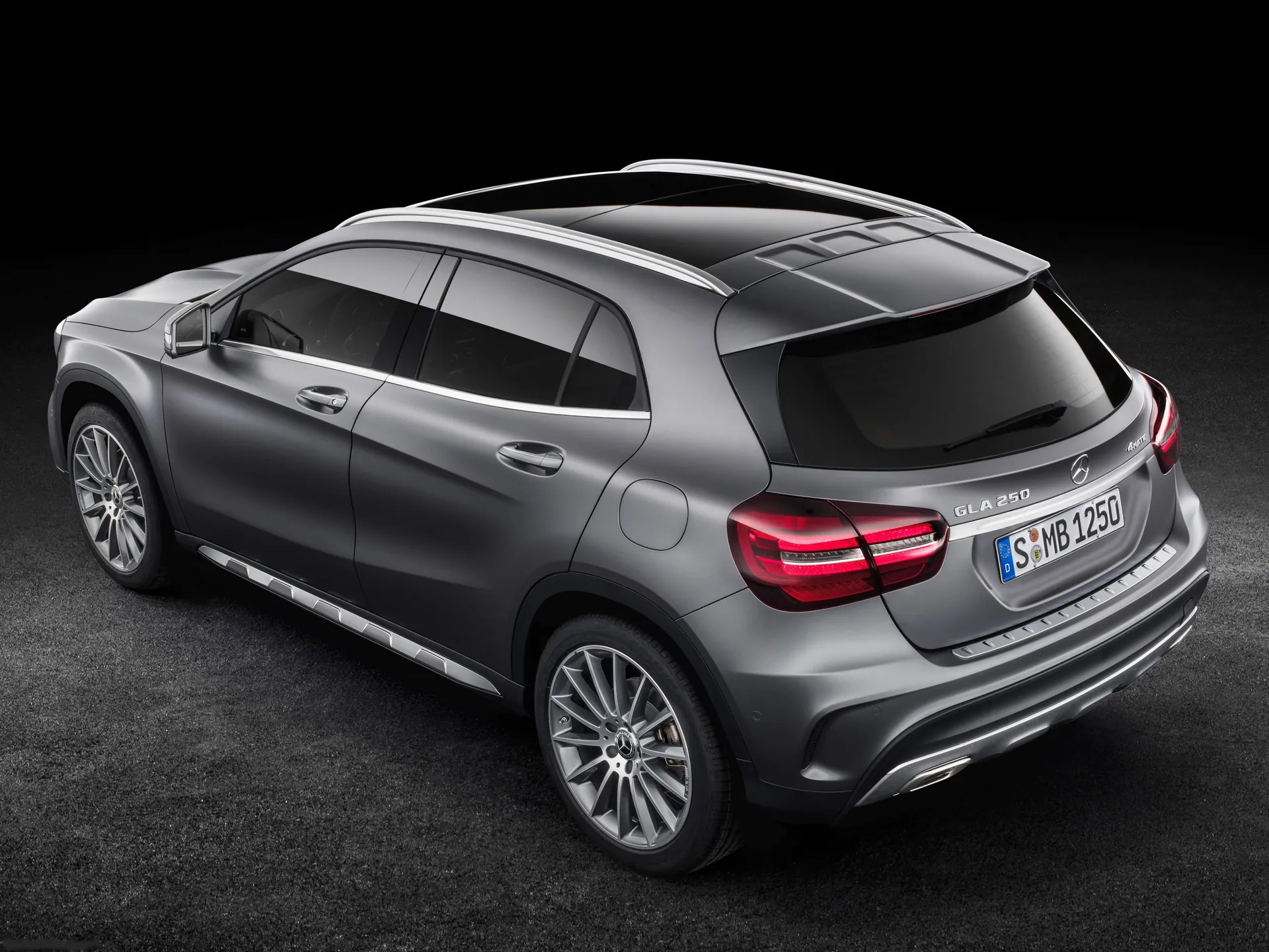 Mercedes-Benz GLA (2018) - Rear Three-Quarter