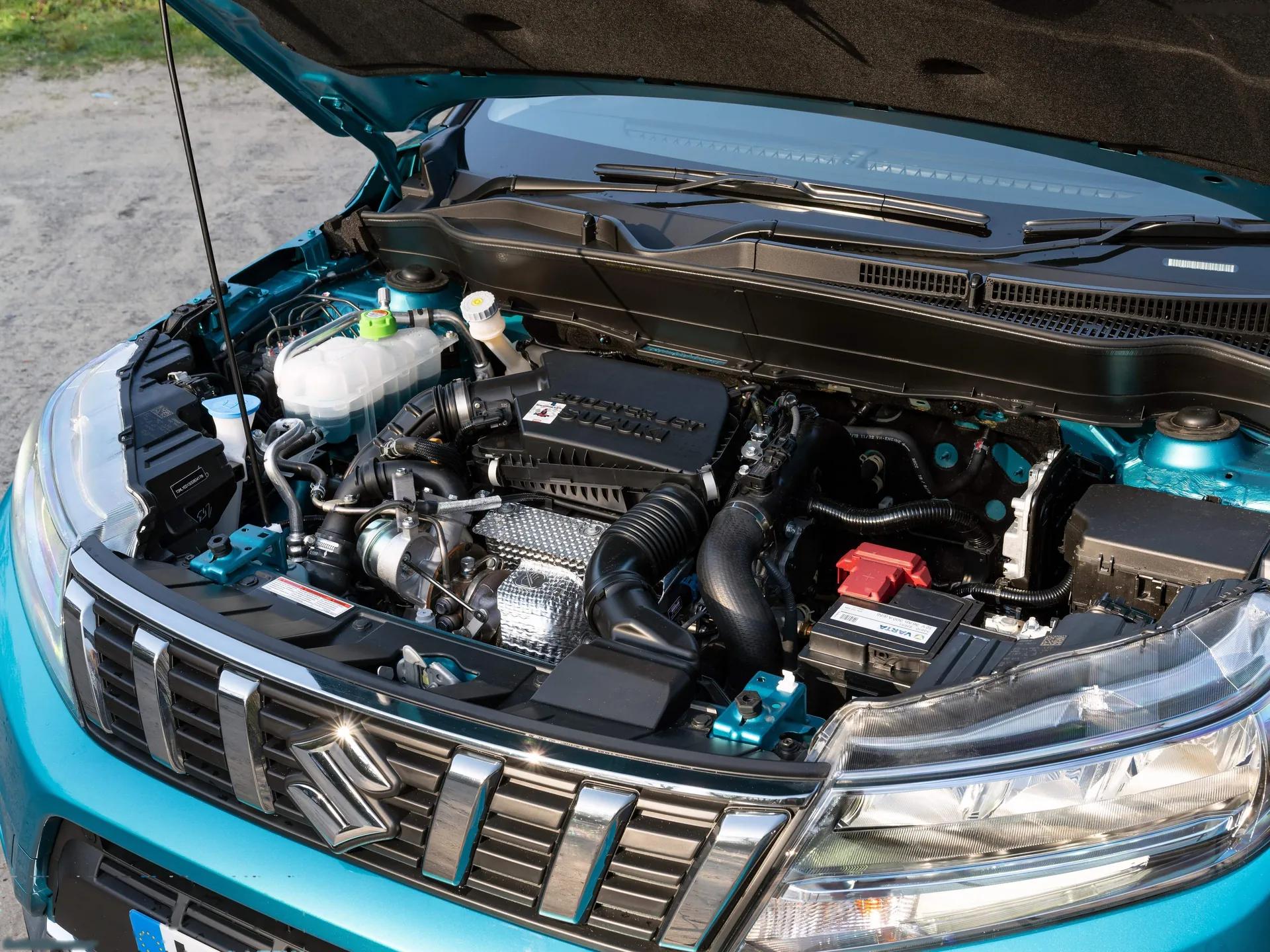 Suzuki Vitara Hybrid (2020) – motorový prostor