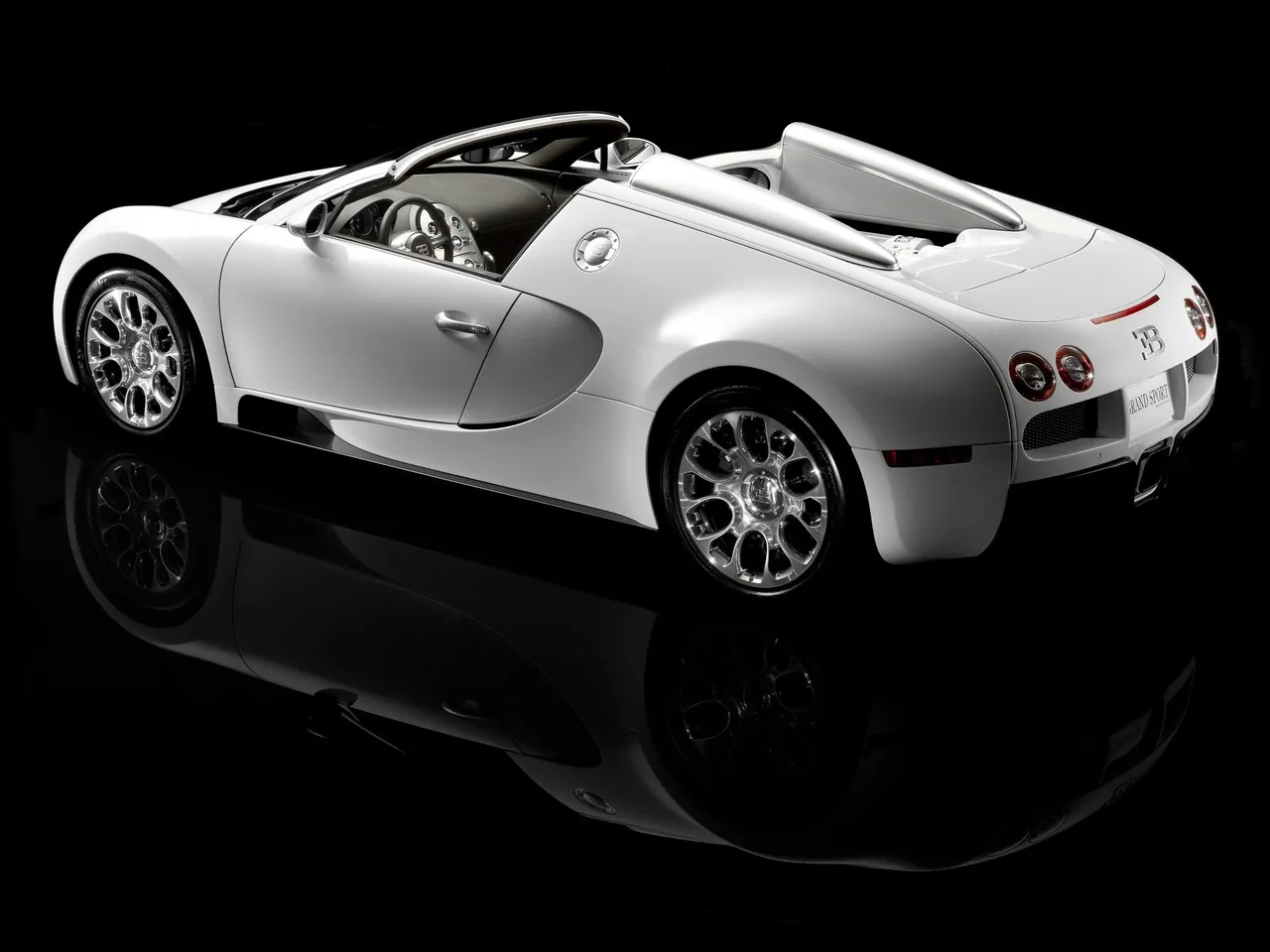 Bugatti Veyron Grand Sport (2009) – zadní tříčtvrteční pohled