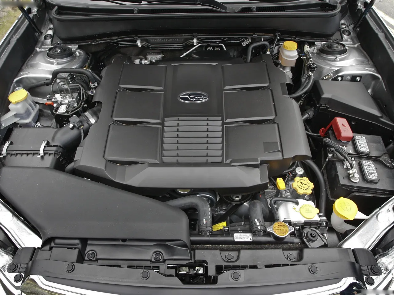 Subaru Outback (2010) – motorový prostor