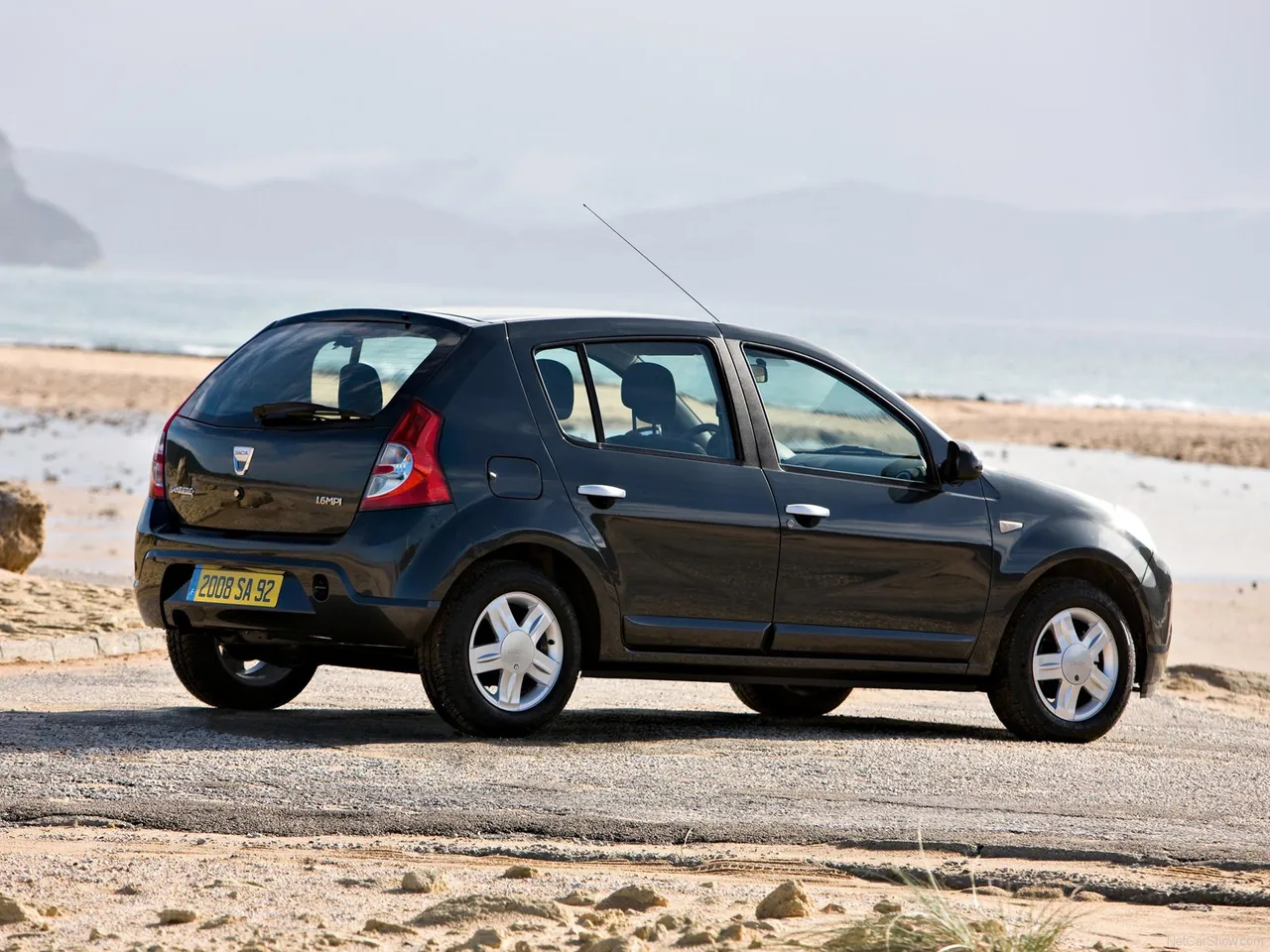 Dacia Sandero (2009) – zadní tříčtvrteční pohled