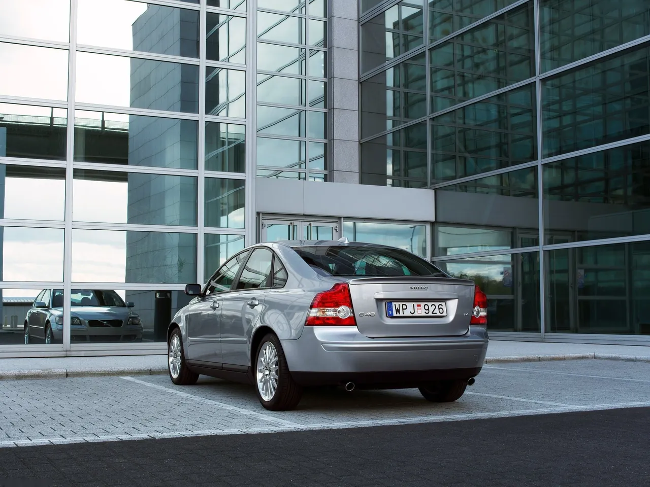 Volvo S40 (2004) – zadní tříčtvrteční pohled