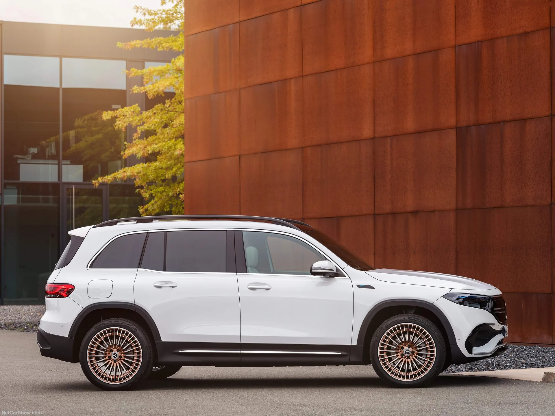 Mercedes-Benz EQB (2022) - Side Profile