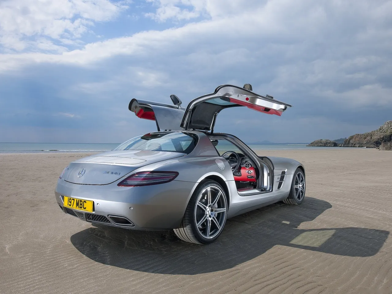 Mercedes-Benz SLS AMG [UK] (2011) – zadní tříčtvrteční pohled