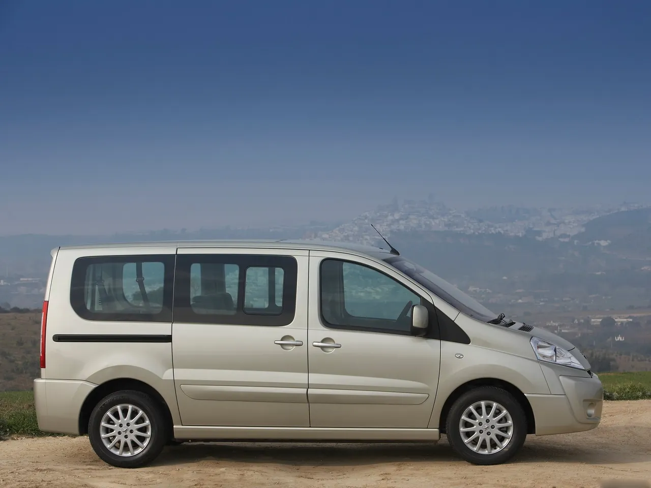 Peugeot Expert Tepee (2007) - Side Profile