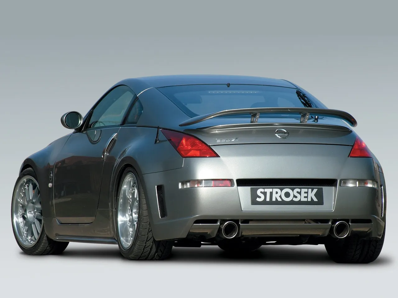 Strosek Nissan 350Z (2006) – zadní tříčtvrteční pohled