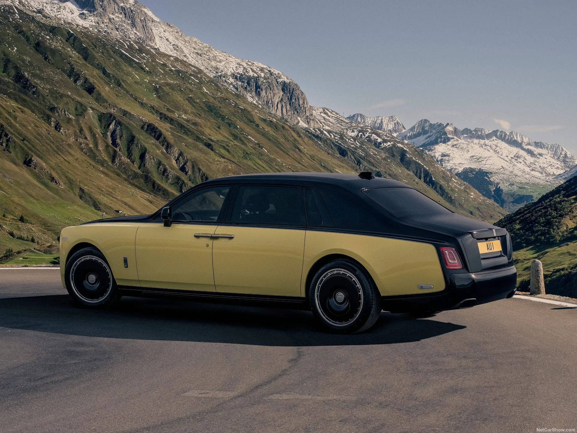Rolls-Royce Phantom Goldfinger (2024) – zadní tříčtvrteční pohled