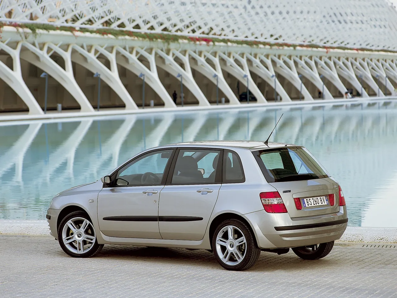 Fiat Stilo Dynamic (2002) – zadní tříčtvrteční pohled