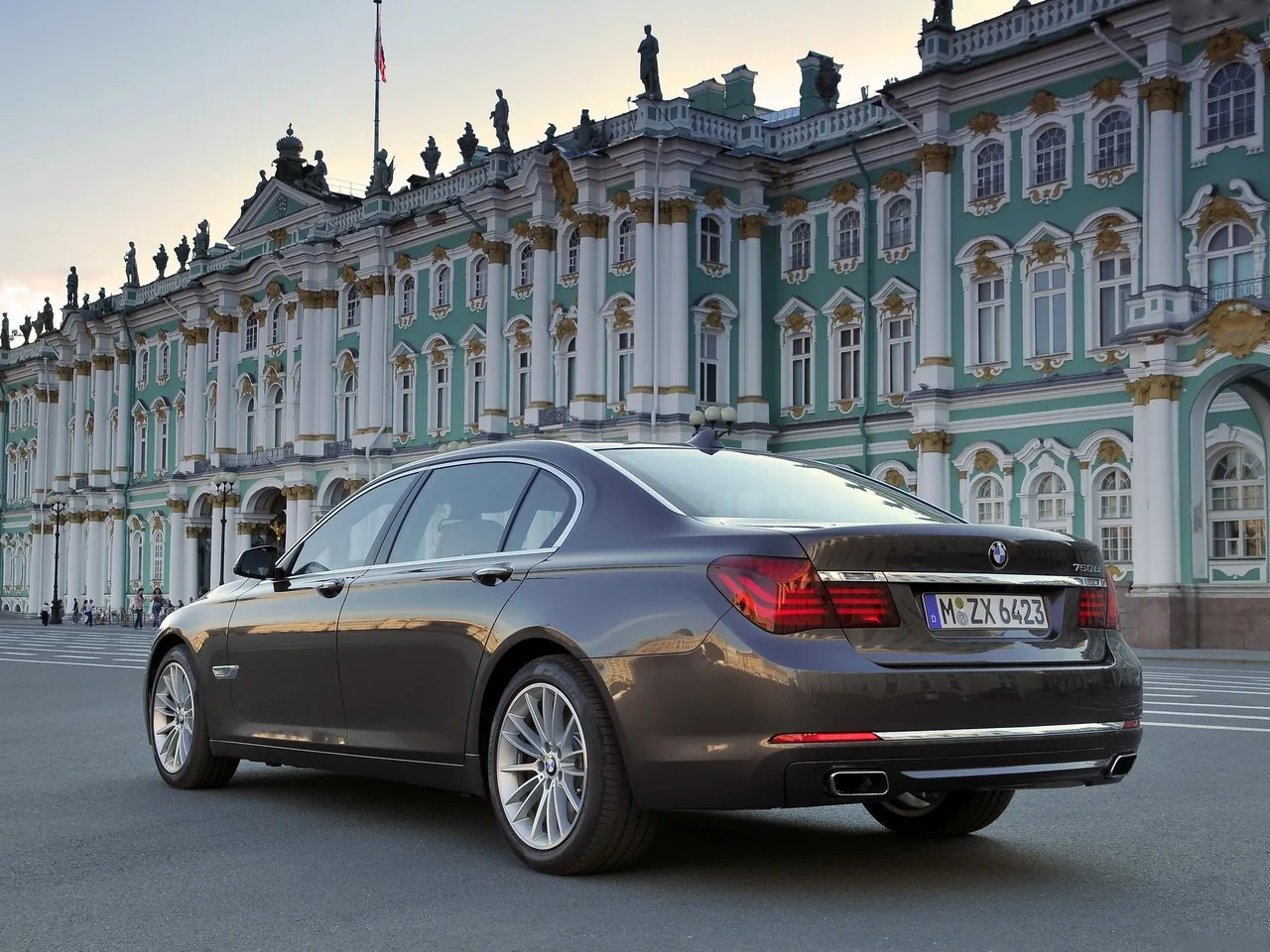 BMW 750Li (2013) – zadní tříčtvrteční pohled