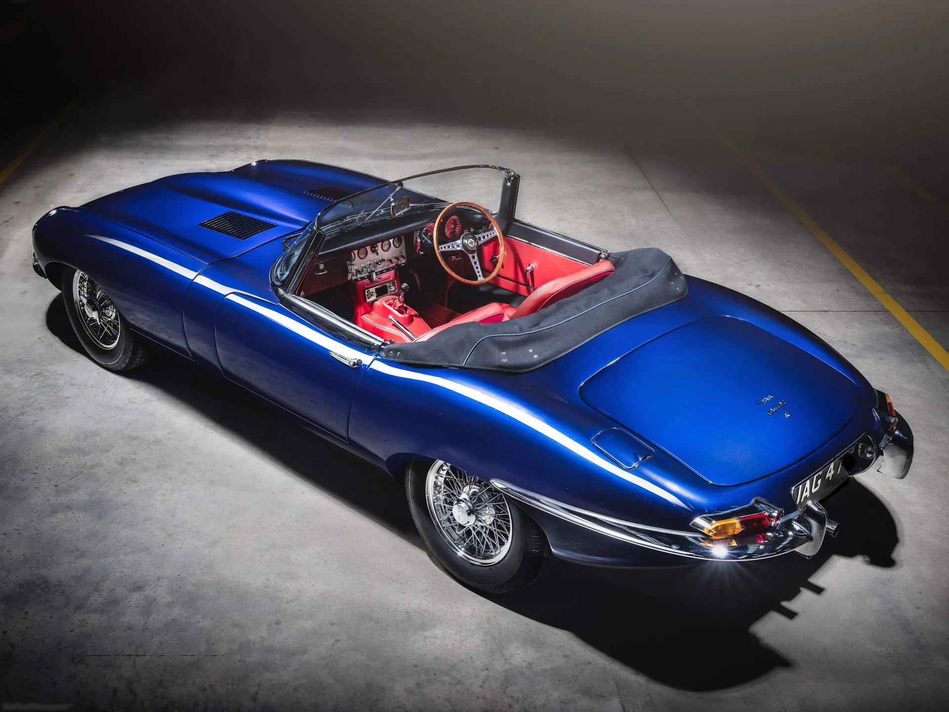 Jaguar E-Type Roadster (1965) – zadní tříčtvrteční pohled
