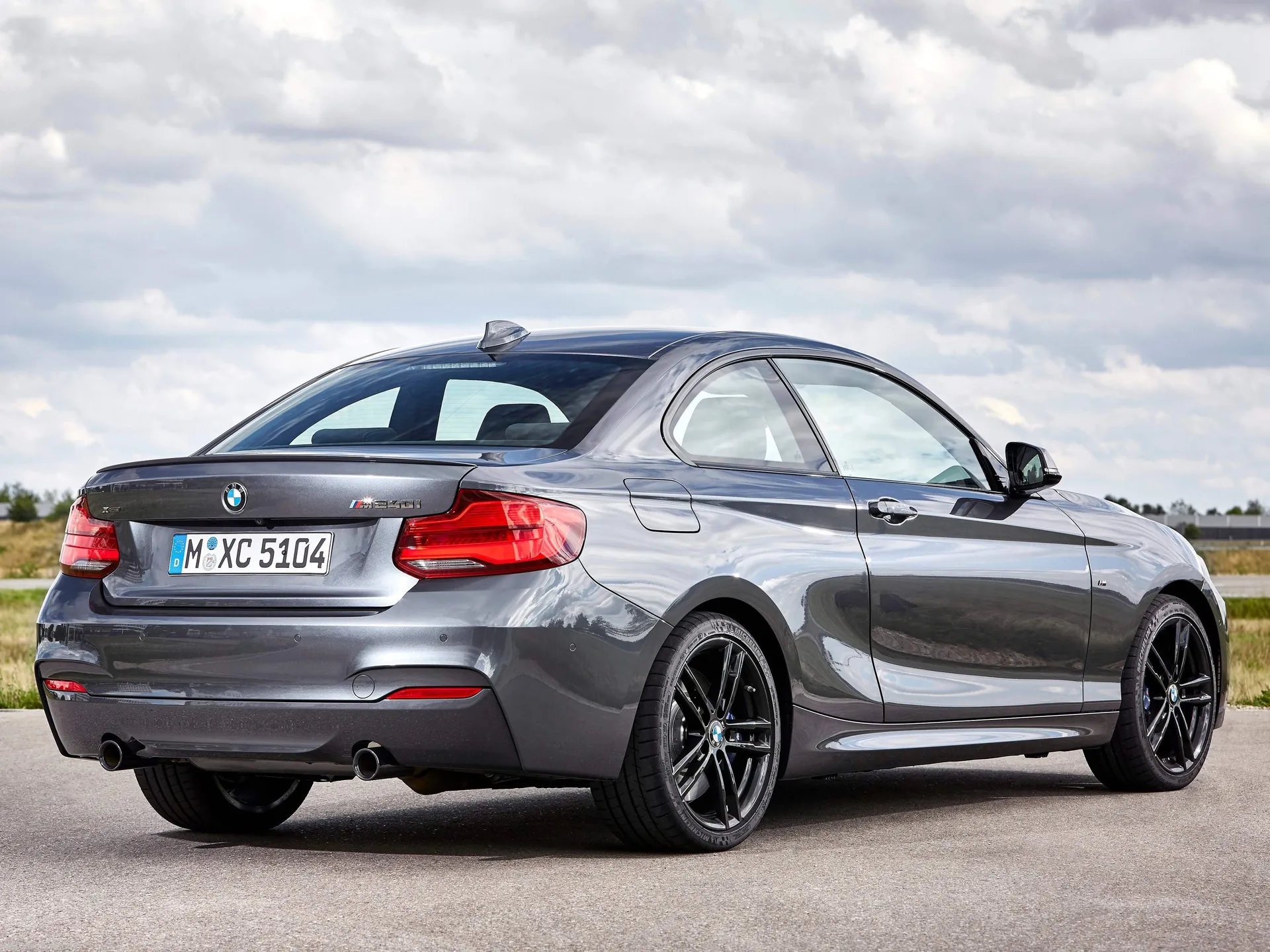 BMW 2-Series Coupe (2018) – zadní tříčtvrteční pohled