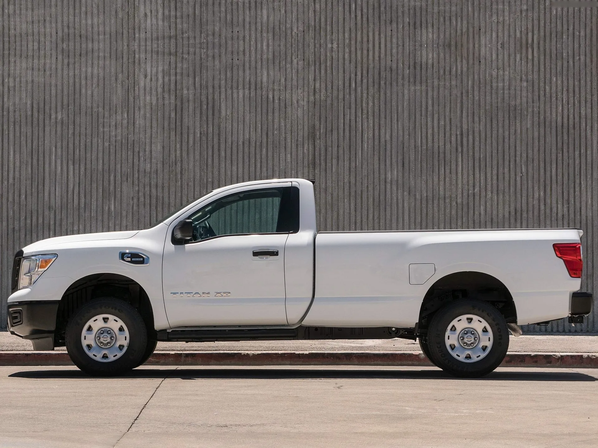 Nissan Titan Single Cab (2017) – boční profil