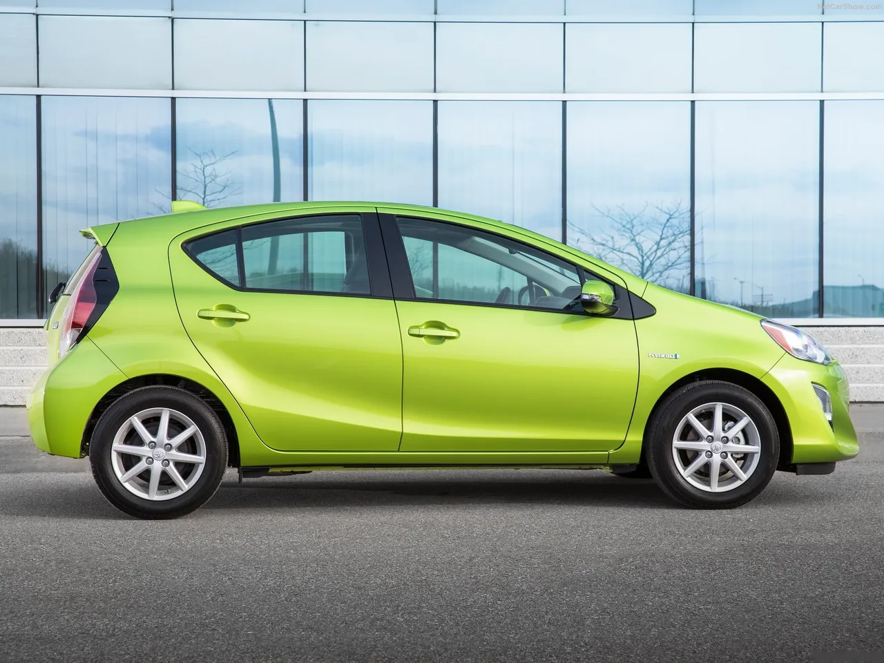 Toyota Prius c (2015) - Side Profile