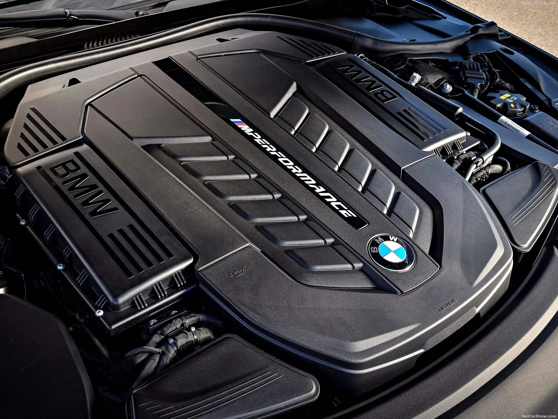 BMW M760Li xDrive (2017) – motorový prostor