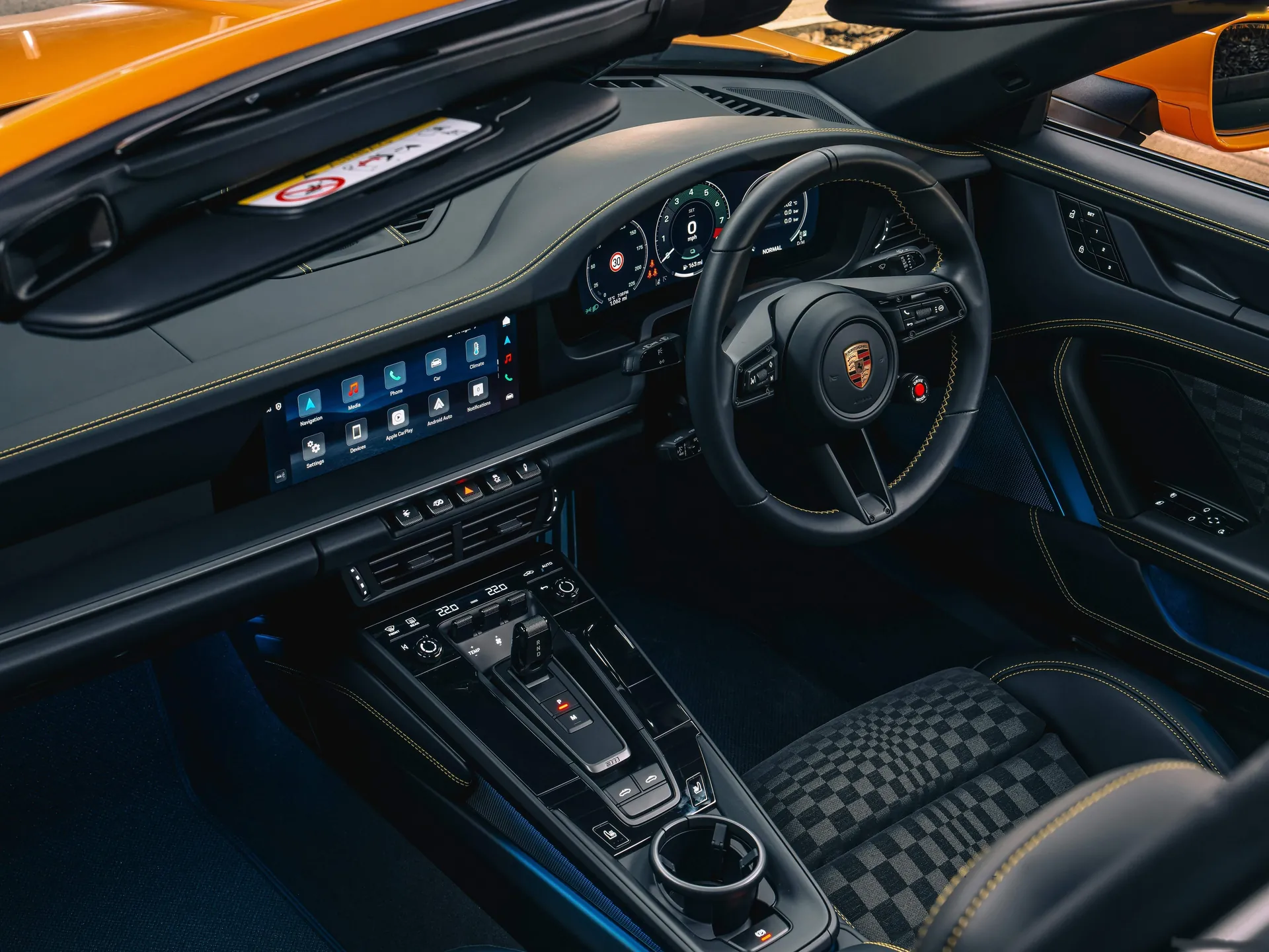 Porsche 911 Targa 4 GTS [UK] (2025) – interiér