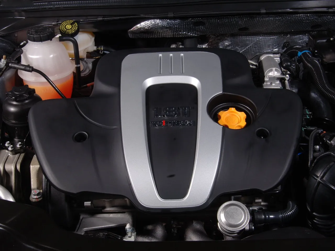 MG 6 (2011) – motorový prostor