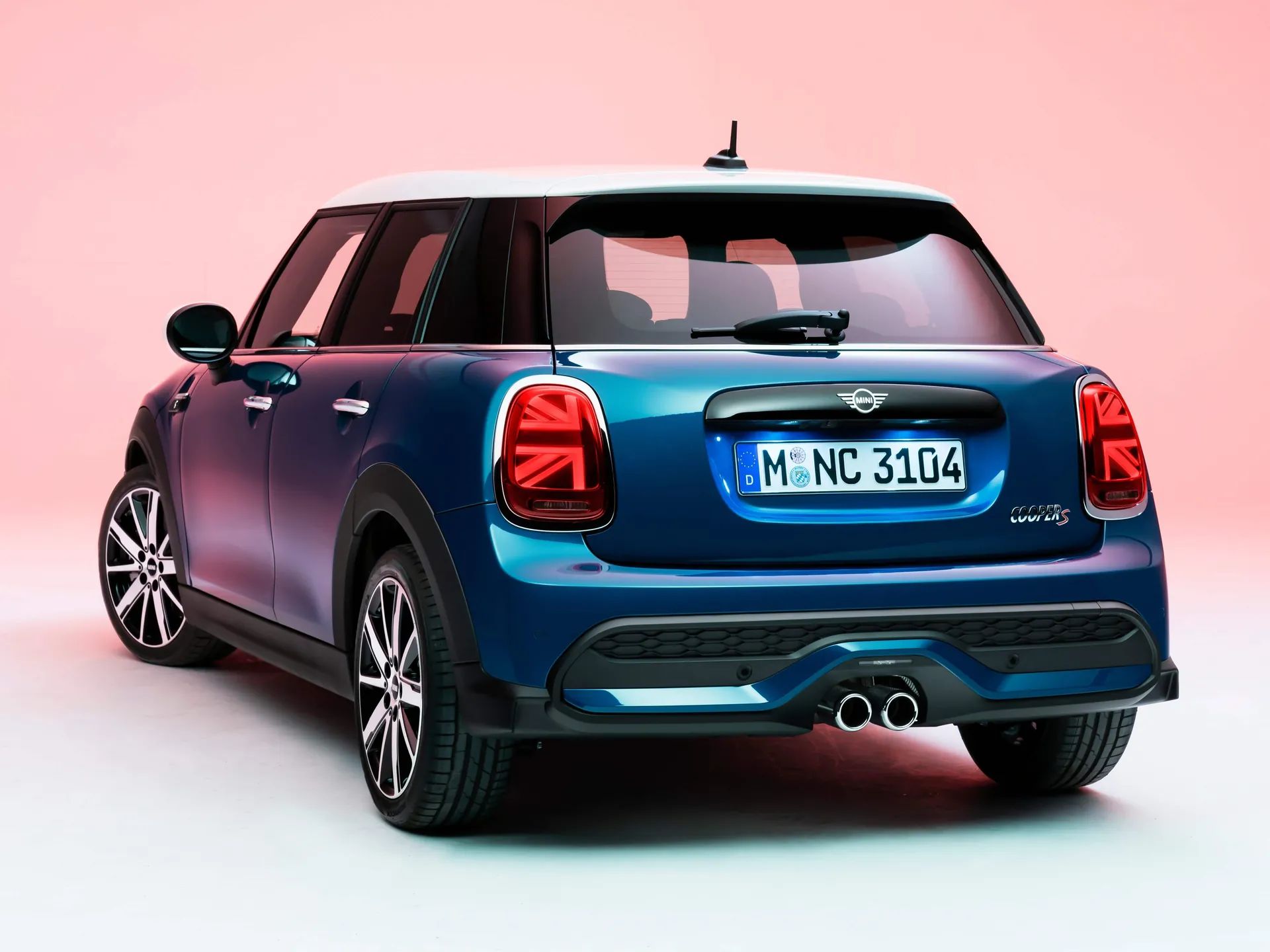 Mini Cooper S 5-door (2022) – zadní tříčtvrteční pohled