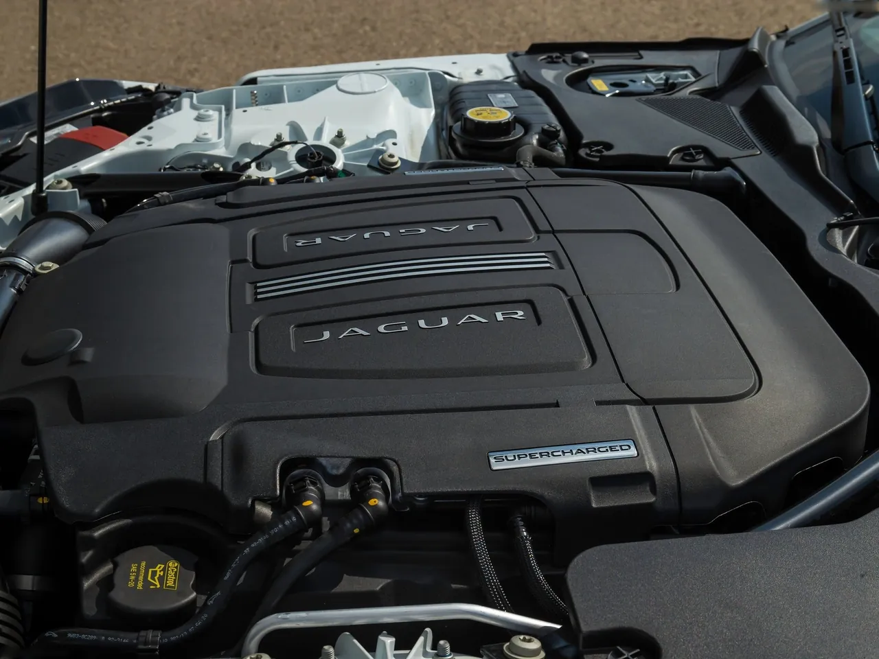 Jaguar F-Type Coupe (2015) – motorový prostor
