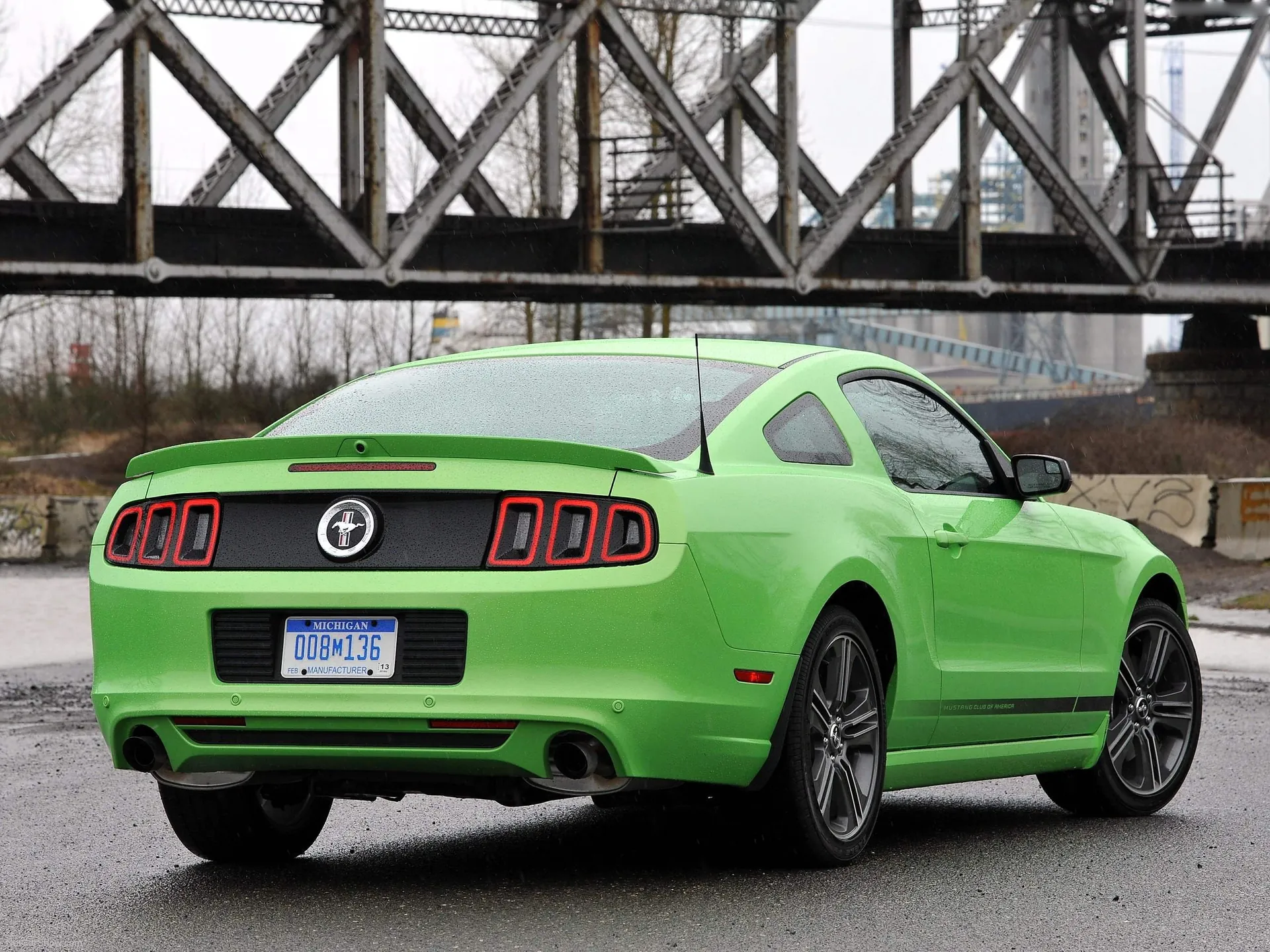 Ford Mustang (2013) – zadní tříčtvrteční pohled