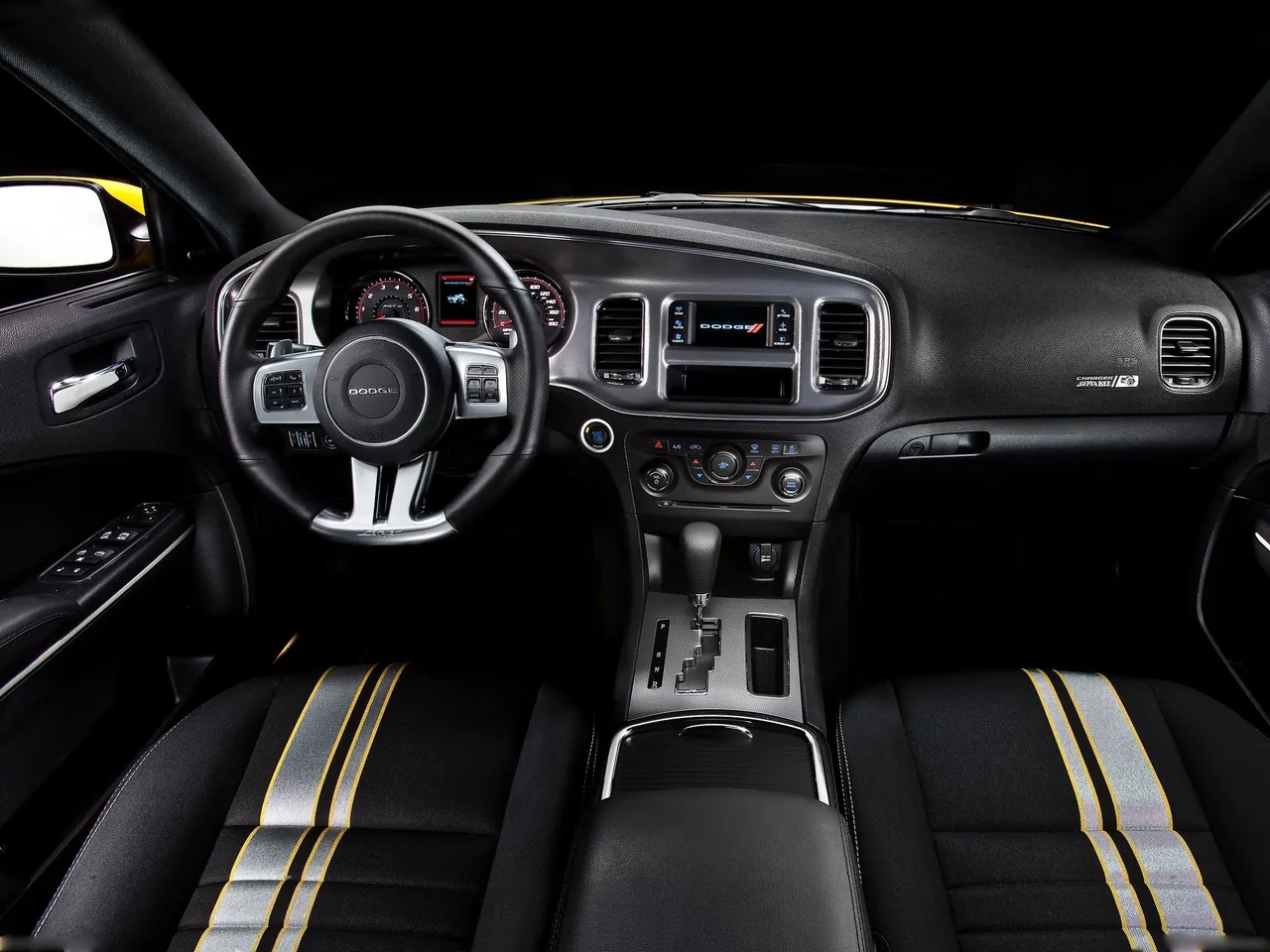 Dodge Charger SRT8 Super Bee (2012) – interiér