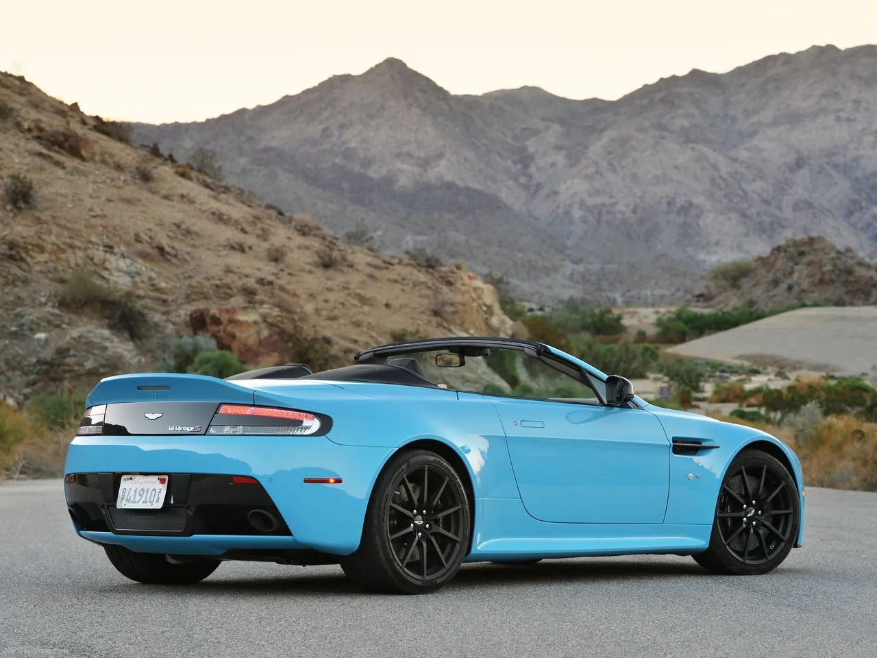 Aston Martin V12 Vantage S Roadster (2015) - Rear Three-Quarter