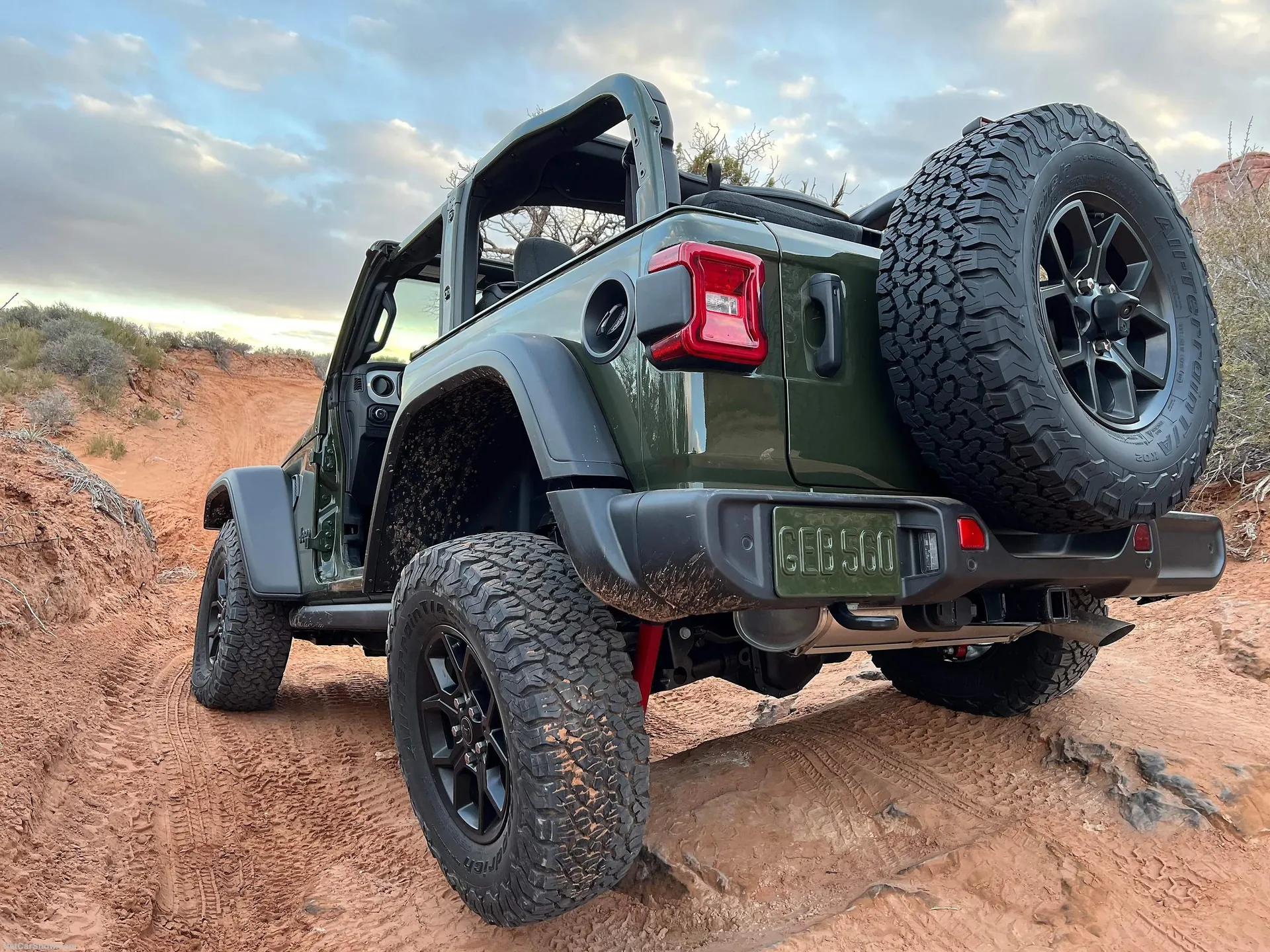 Jeep Wrangler Willys (2024) – zadní tříčtvrteční pohled
