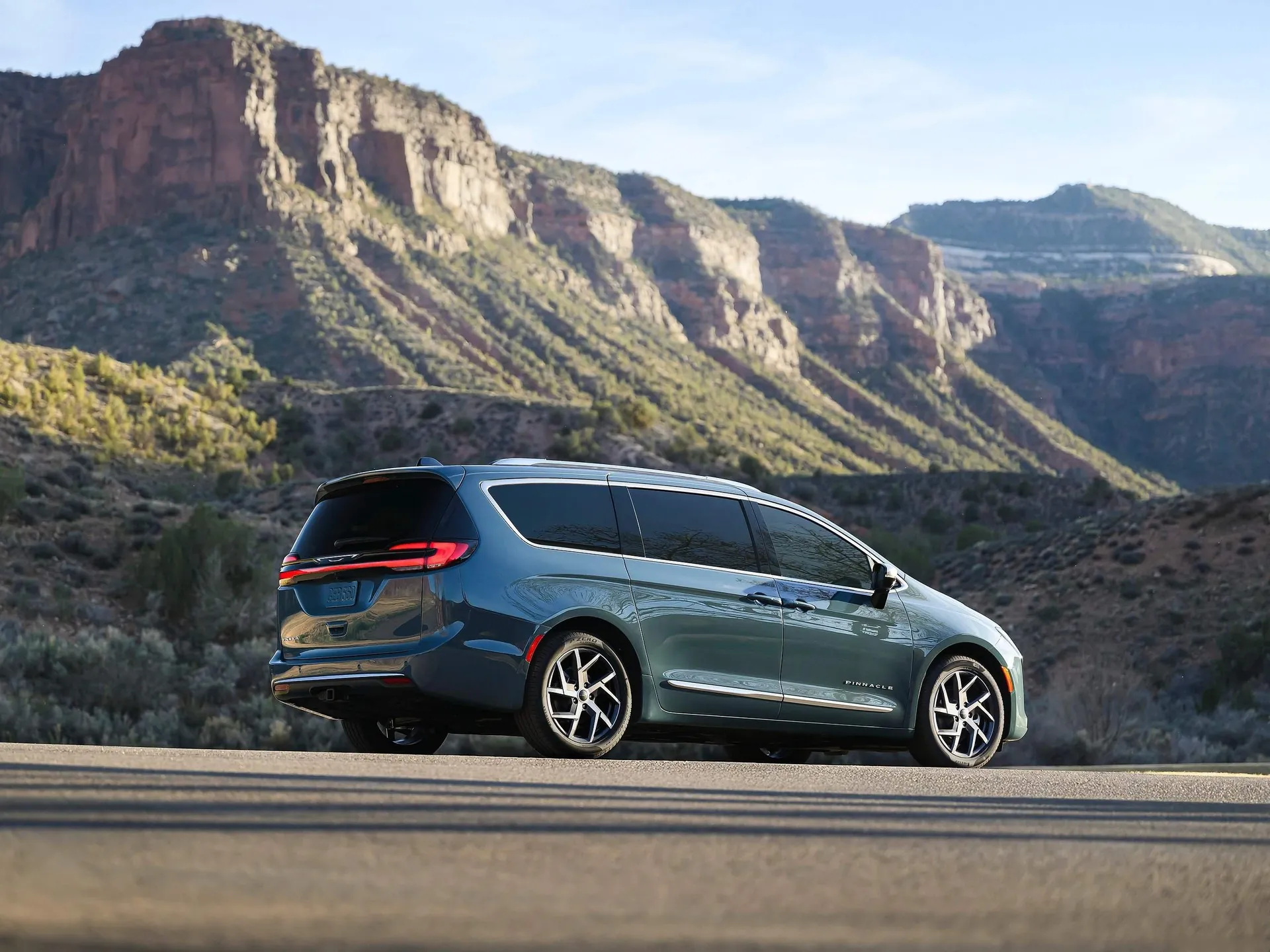 Chrysler Pacifica (2027) – zadní tříčtvrteční pohled