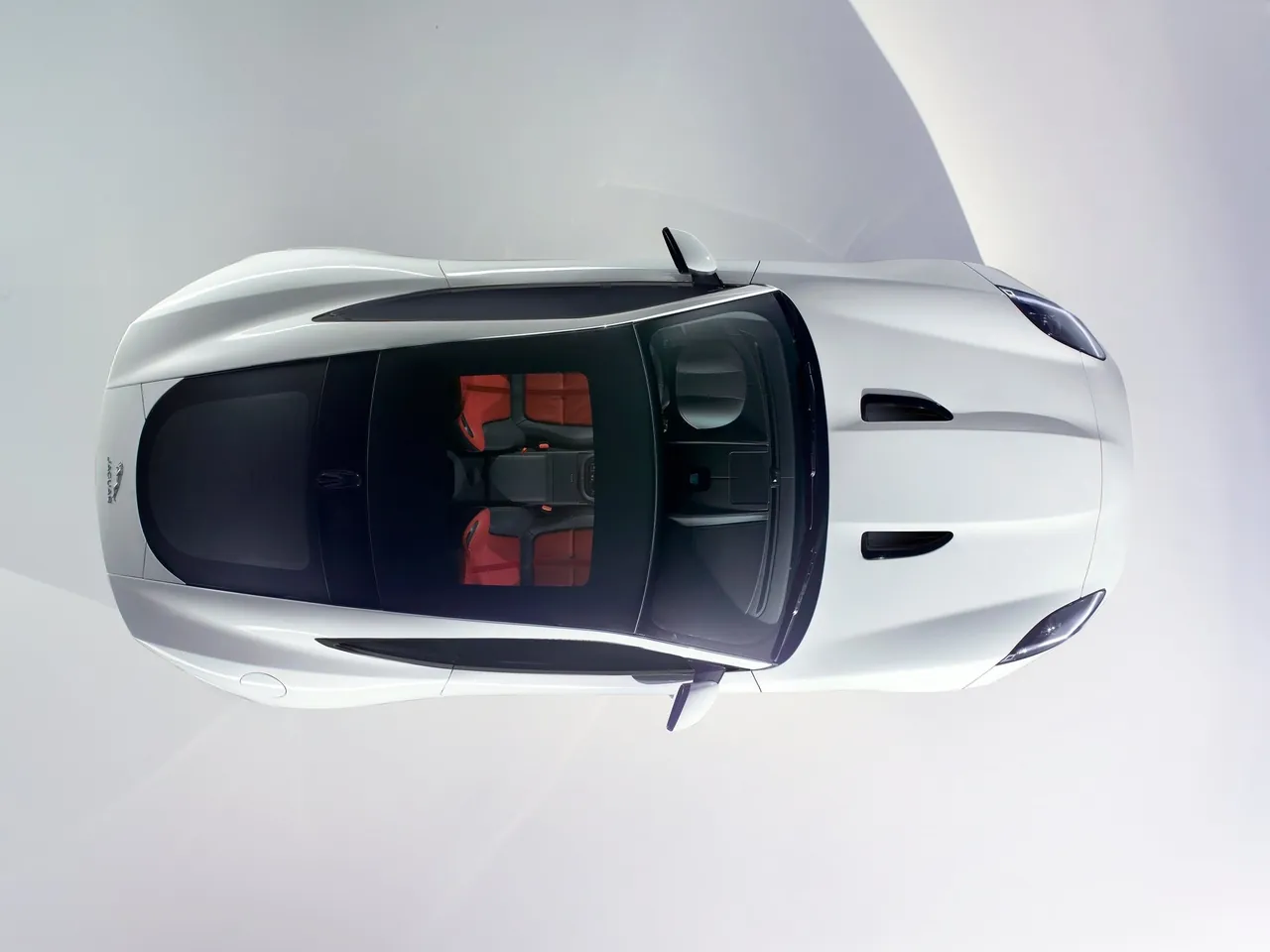 Jaguar F-Type R Coupe (2015) – pohled shora