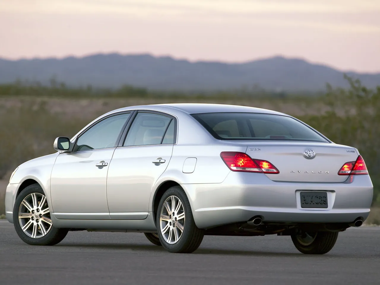 Toyota Avalon Limited (2006) - Rear Three-Quarter