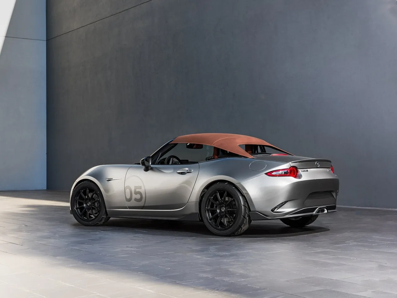 Mazda MX-5 Spyder Concept (2015) – zadní tříčtvrteční pohled