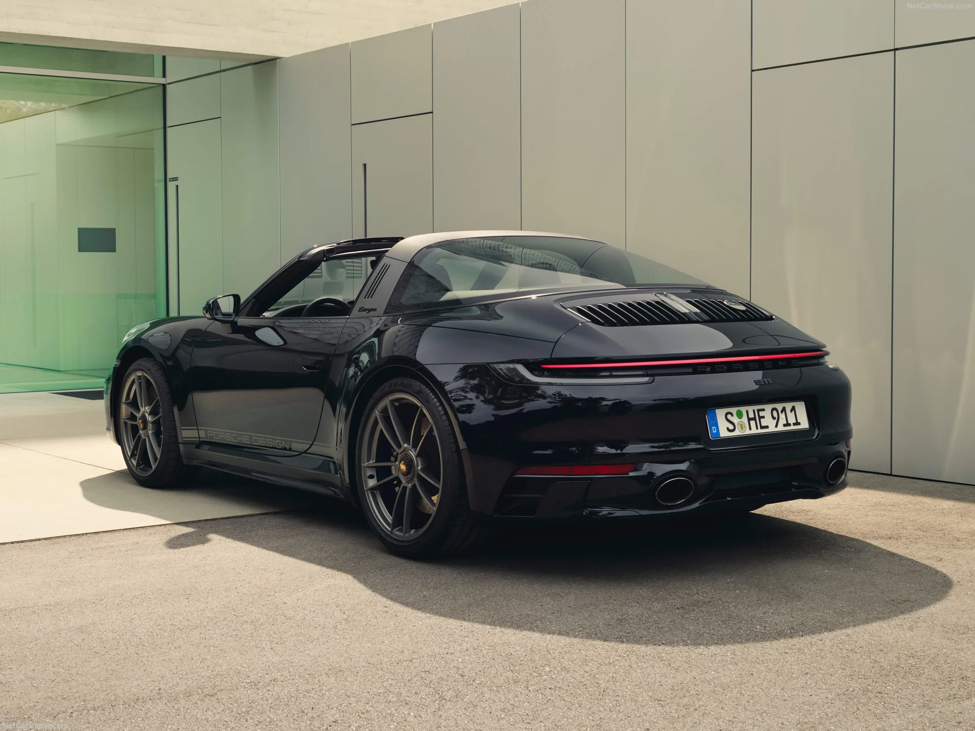 Porsche 911 Edition 50Y Porsche Design (2022) – zadní tříčtvrteční pohled