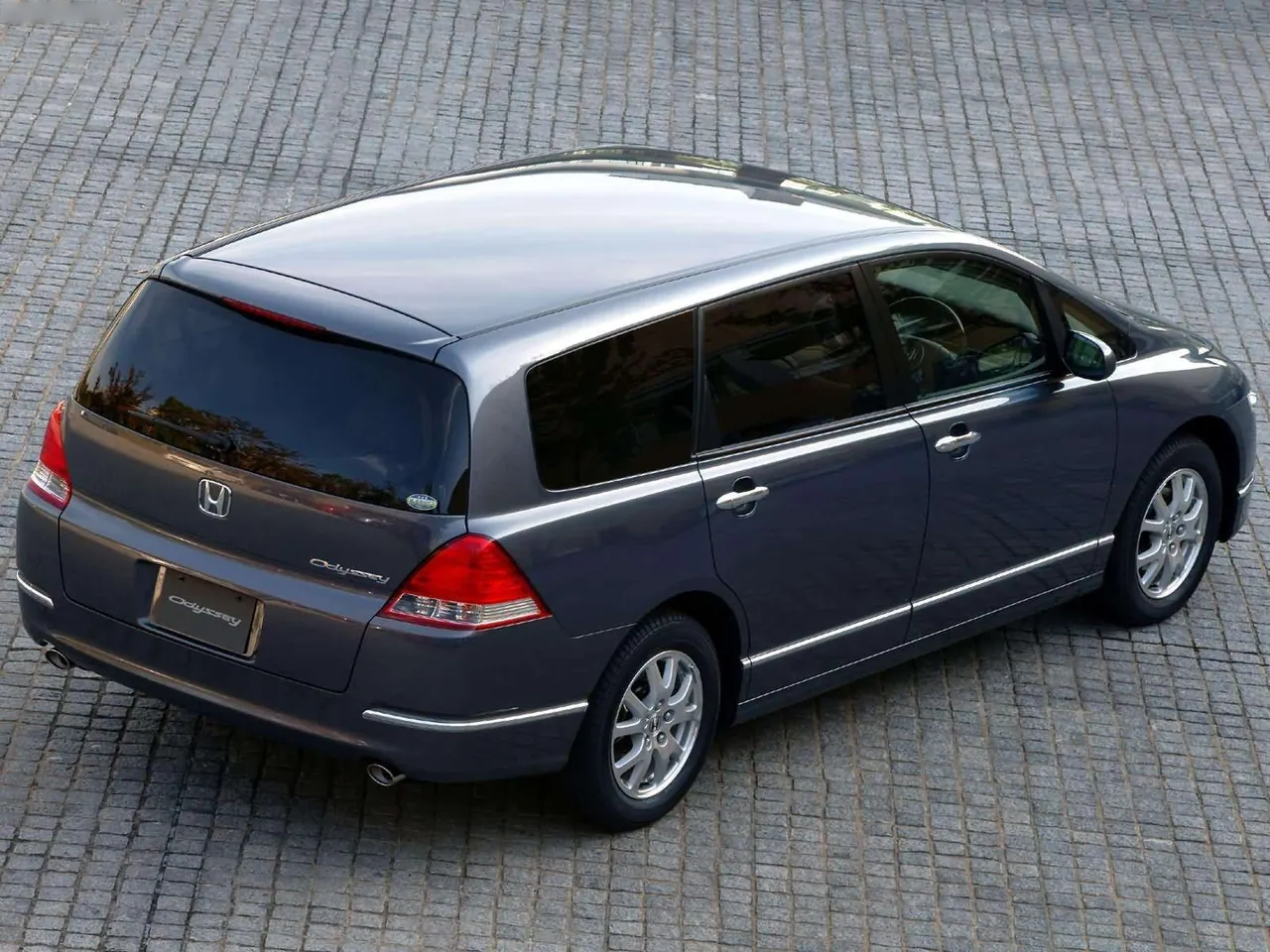 Honda Odyssey L Type [JP] (2004) – zadní tříčtvrteční pohled