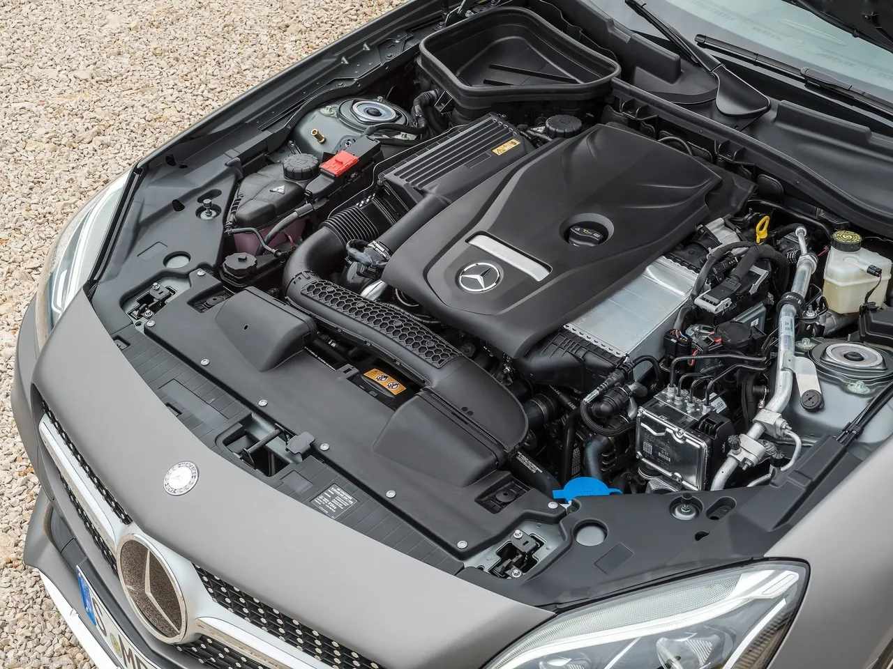 Mercedes-Benz SLC (2017) – motorový prostor