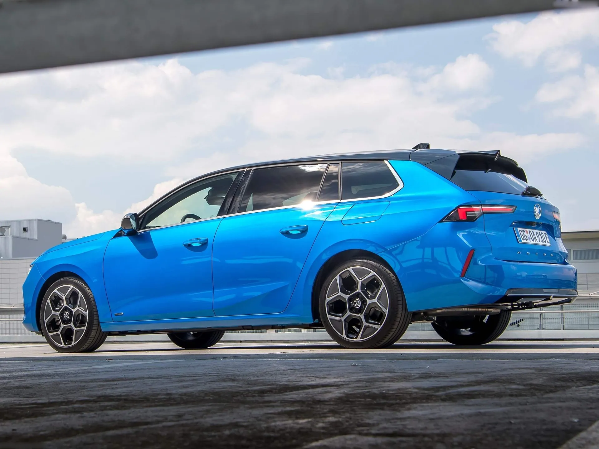 Vauxhall Astra Sports Tourer (2022) – zadní tříčtvrteční pohled
