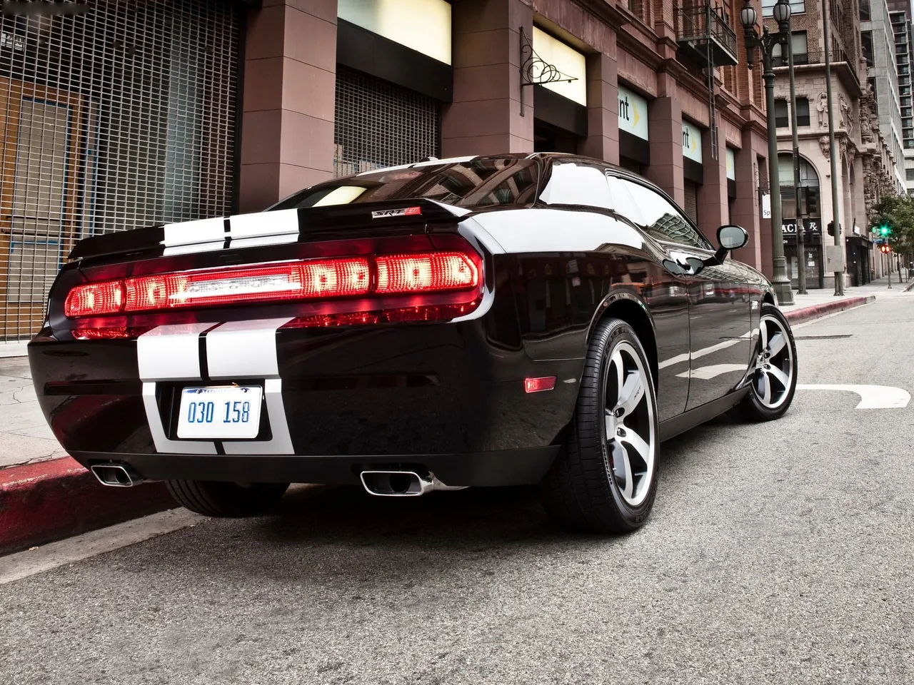 Dodge Challenger SRT8 392 (2012) – zadní tříčtvrteční pohled
