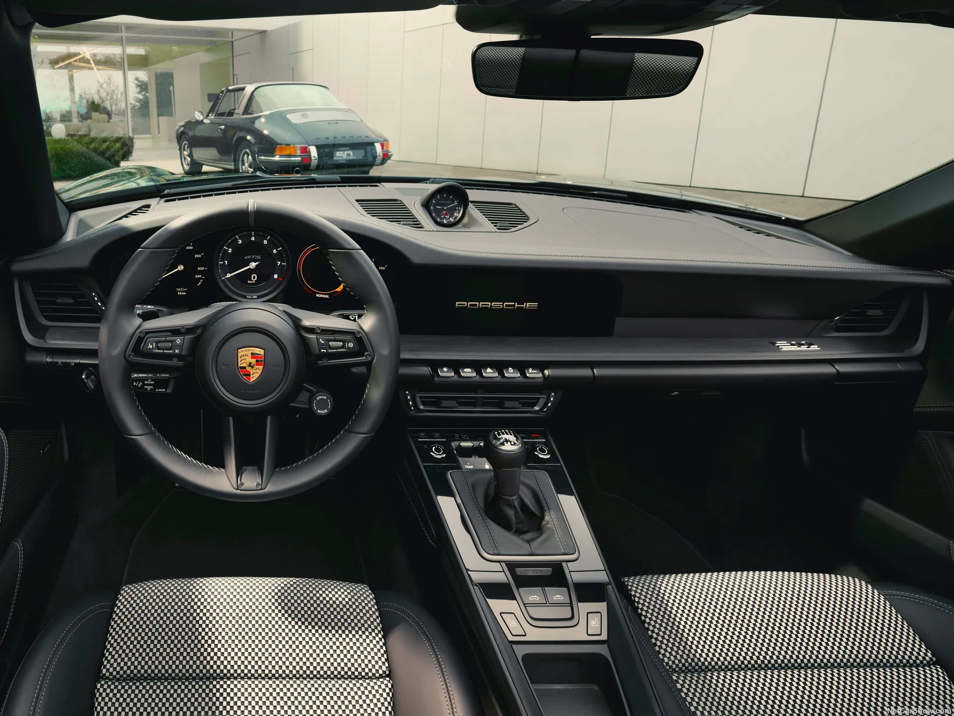Porsche 911 Edition 50Y Porsche Design (2022) – interiér