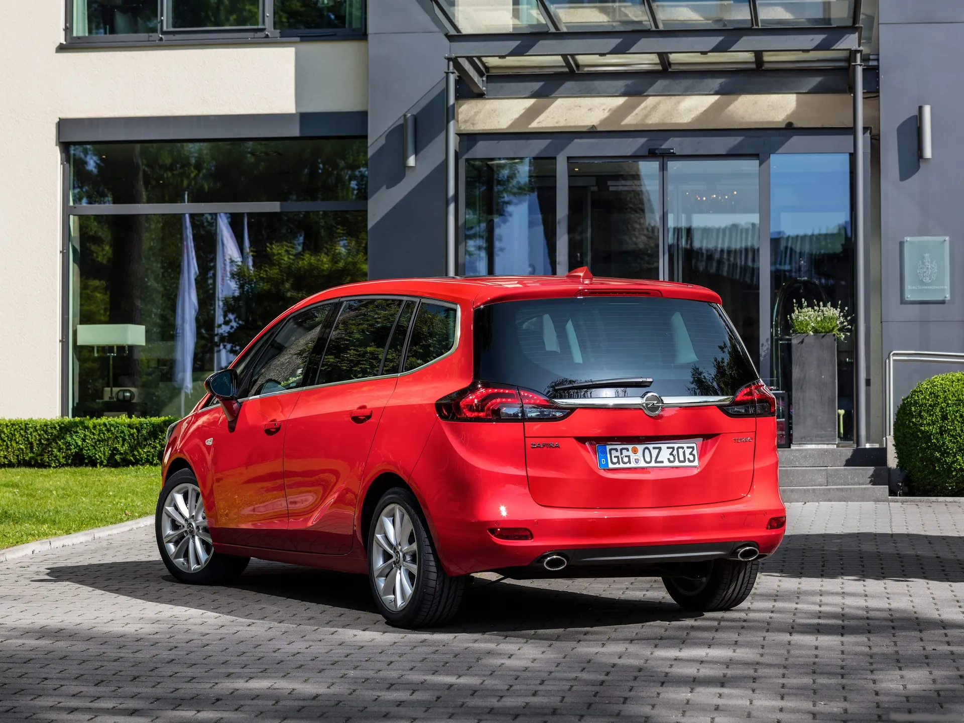 Opel Zafira (2017) – zadní tříčtvrteční pohled