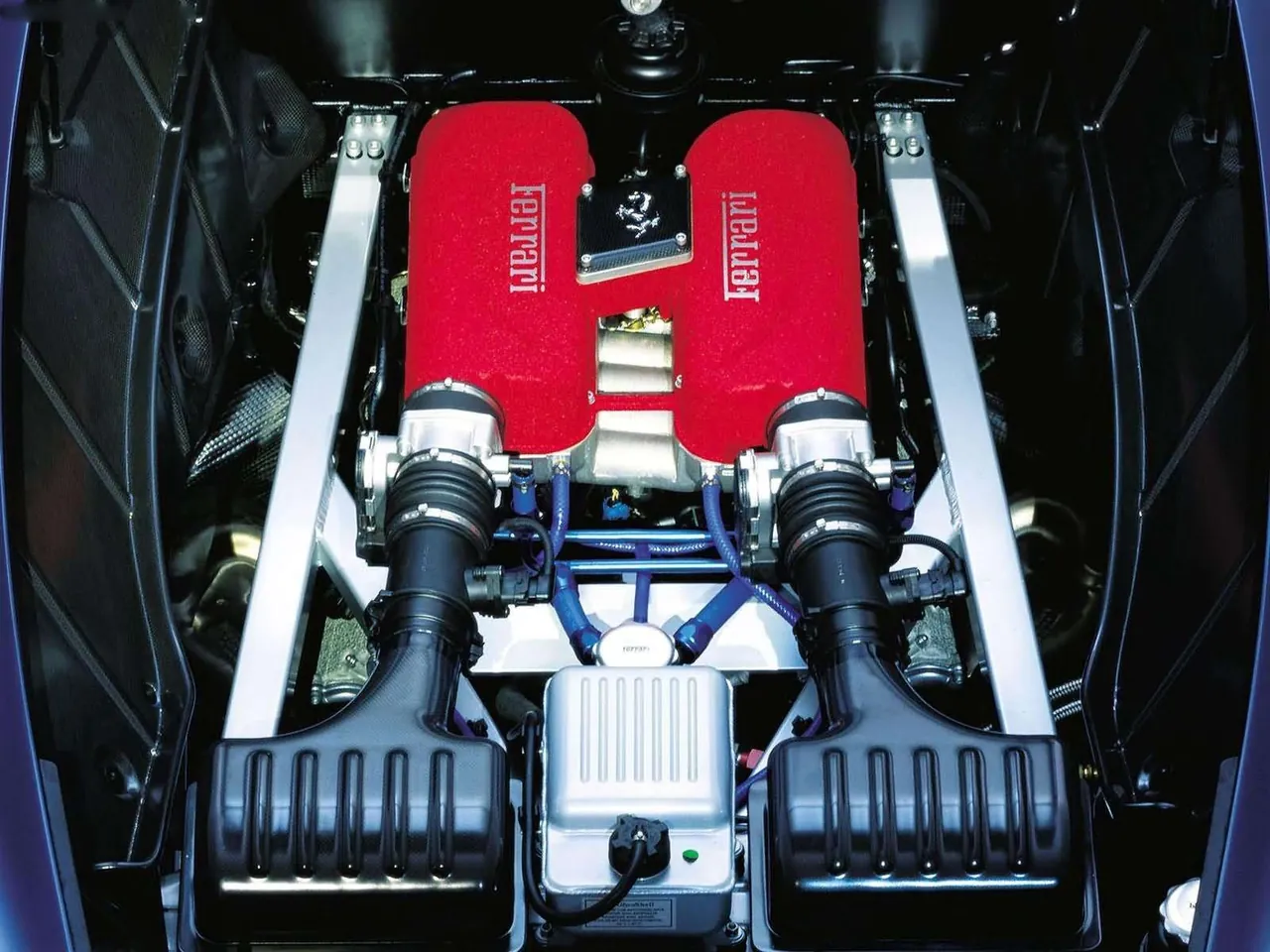 Ferrari 360 Challenge Stradale (2003) – motorový prostor