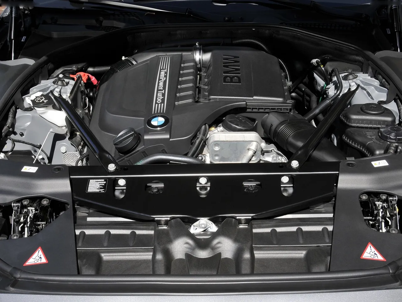 BMW 6-Series Convertible (2012) – motorový prostor